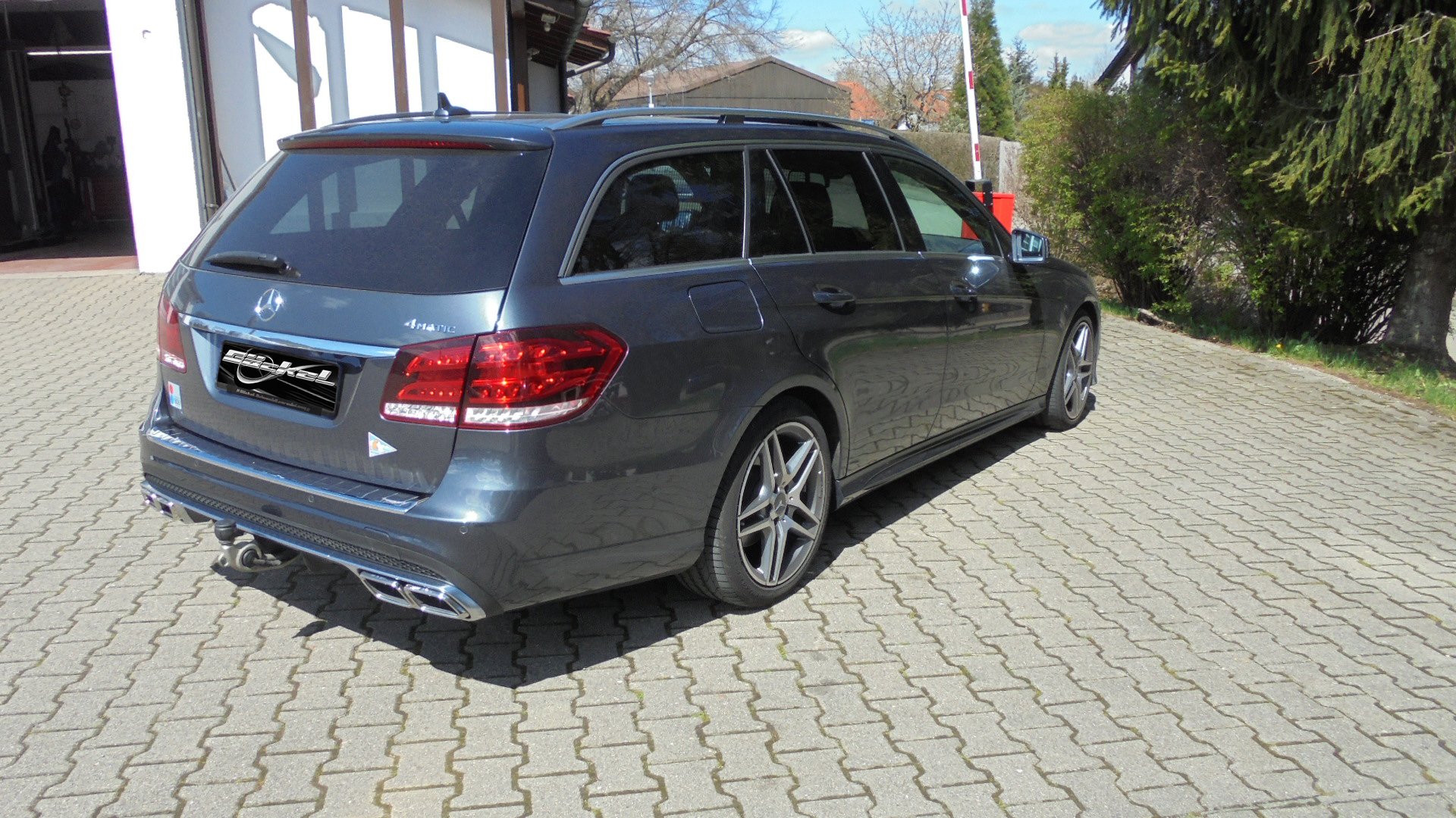 AMG 63 mit AHK Anh&auml;ngerkupplung Facelift Styling E-Klasse W212 goeckel automobilveredelung
